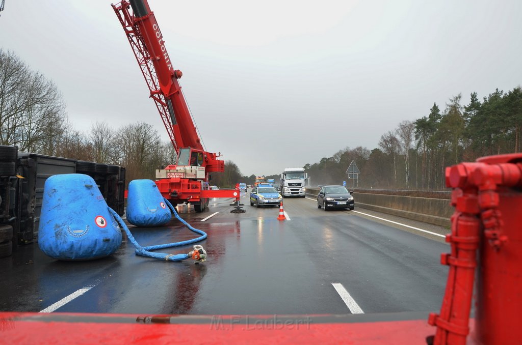 VU LKW umgestuerzt A 3 Rich Frankfurt AS Koenigsforst P499.JPG - Miklos Laubert